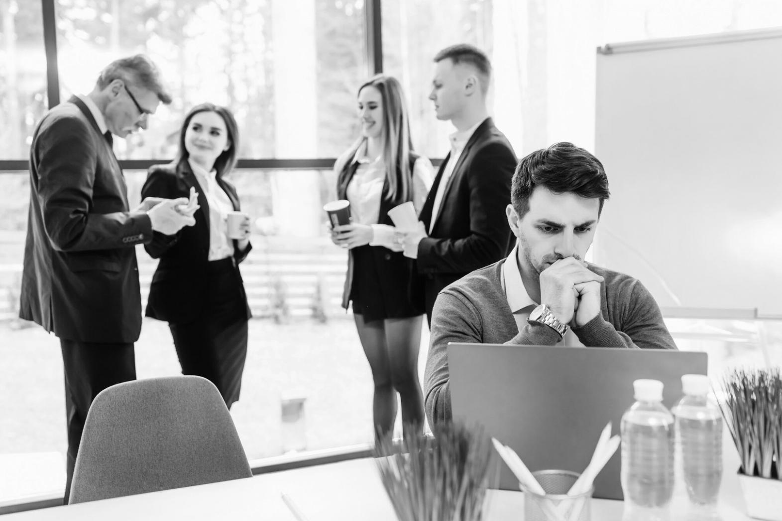 Studenten arbeiten gemeinsam an Finanzprojekten